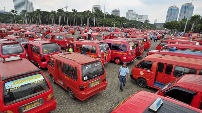 Para sopir angkutan kota Koperasi Wahana Kalpika (KWK) memarkirkan kendaraan di kawasan Monumen Nasional saat berunjuk rasa di depan Balaikota Jakarta, Selasa (22/3). Selaian menuntut penghapusan angkutan umum berbasis aplikasi karena turut mempengaruhi pendapatan para sopir angkutan kota, mereka juga menuntut pencabutan suret edaran tentang izin perpanjangan trayek dan izin usaha.

Kompas/Raditya Helabumi (RAD)
22-03-2016