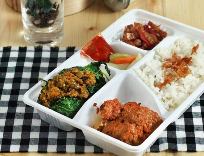 PEMBERIAN MAKANAN BAGI KARYAWAN